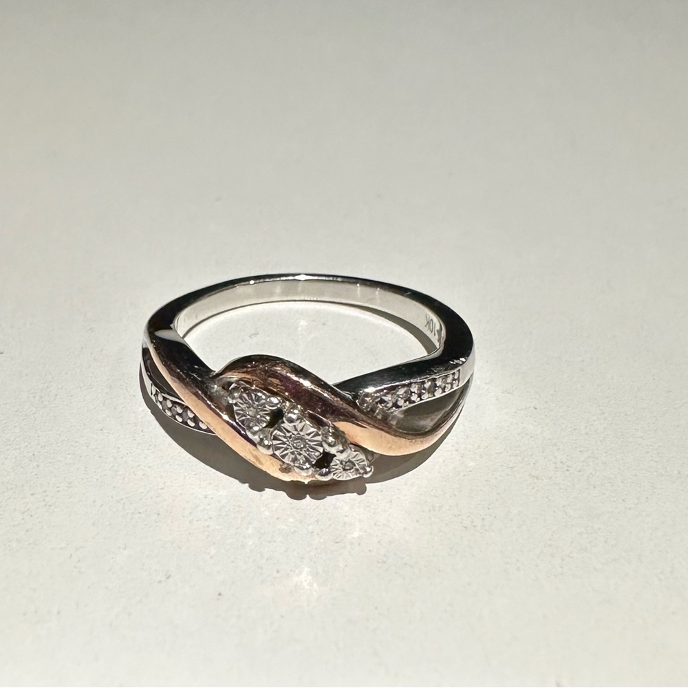 Beautiful two-tone ring sz 7.5 EUC